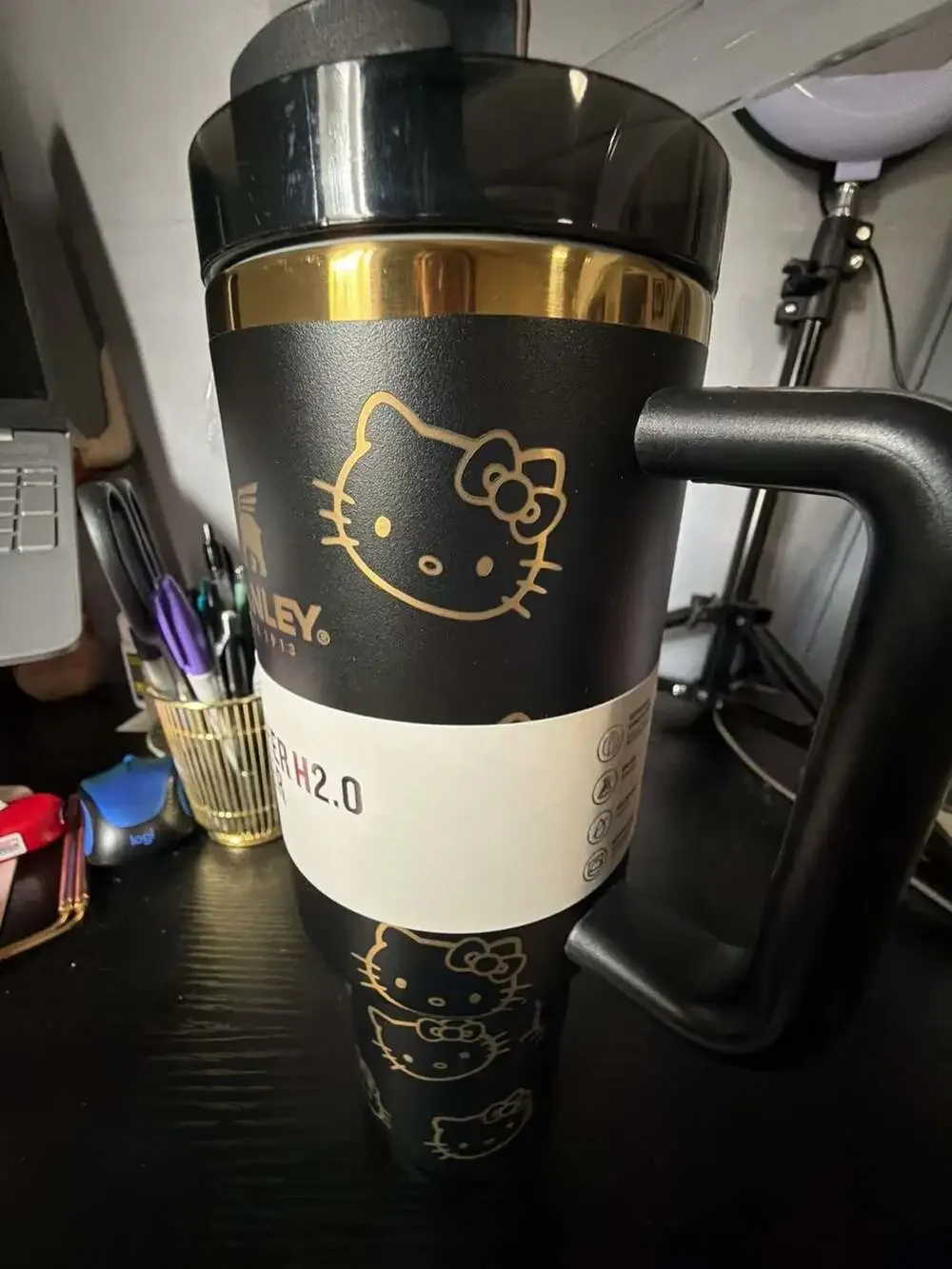 Stanley The Flowstate Quencher H2.0 40oz Tumbler - Hello Kitty Custom Engraved E - Picture 2 of 3